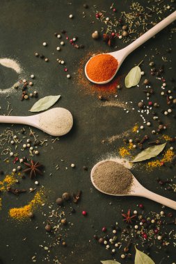 Baharat ve otlar siyah taş zemin üzerinde. Üstten Görünüm. Kopya alanı