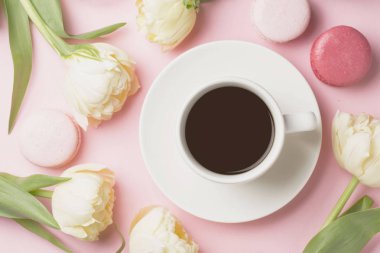 Bahar sabah kavramı. Düz-lay beyaz flo ile kahve fincan