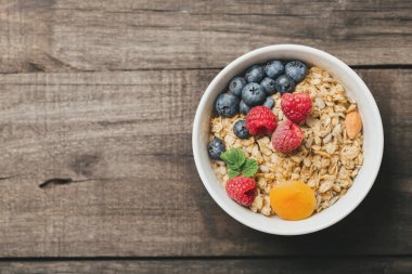 Kurutulmuş meyve ve çilek ile ev yapımı granola