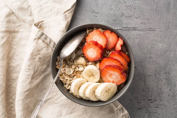 Gesunde Frühstücksschüssel essen. Müsli und frisches Obst in Keramikschüssel. Clean Eating, Diät, Detox, vegetarisches Ernährungskonzept. — Stockfoto