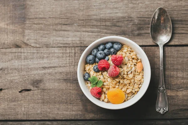 Granola casera con frutos secos y bayas — Foto de Stock