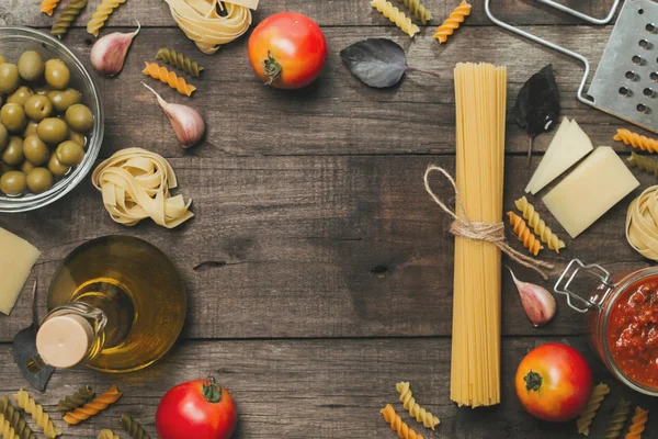 Fettuccine i spaghetti z składniki do gotowania makaronu. Do góry — Zdjęcie stockowe