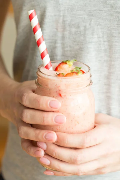 Healthy strawberry smoothie in a mason jar mug in woman' s hands. Clean eating, dieting, detox, vegetarian food concept — Stock Photo, Image