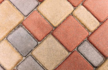 Avluda güzel renkli fayans. Kaldırım döşeme