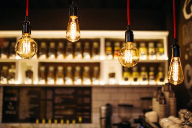 Dekoratif, tasarımcı, Edison ampul bir kafede. İzole metin