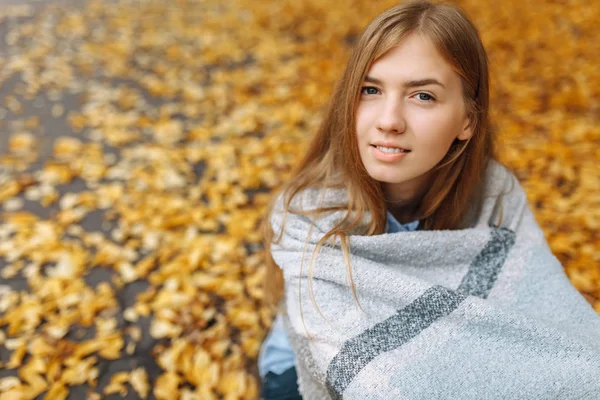 Retrato de uma menina bonita, doce e alegre que caminha no Parque na temporada de outono — Fotografia de Stock