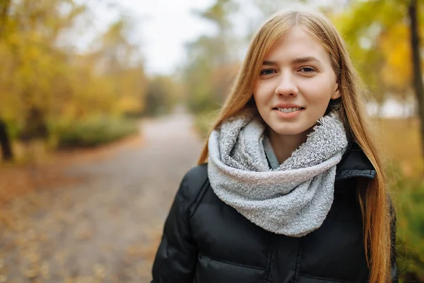 Портрет красивої, милої, веселої дівчини, яка гуляє в парку в осінній сезон — стокове фото