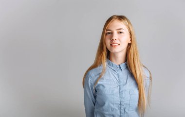 Güzel kız stüdyoda. Yüksek-nitelik fotoğraf reklam için. Seni daha fazla fotoğraf için en iyisi portföyünde bulunması.