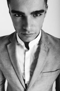 Dikey portre Studio beyaz zemin üzerinde bir adam. Hedeflere, düşünceli adam ulaşmak için motive kişi