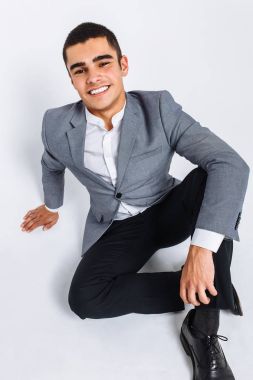 Güzel poz bir stüdyo, beyaz arka plan, şık iş adamı portresi