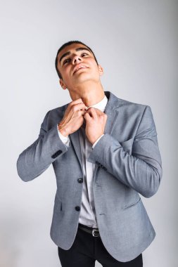 Şık adam Studio bir düğme kadar düğmelerini