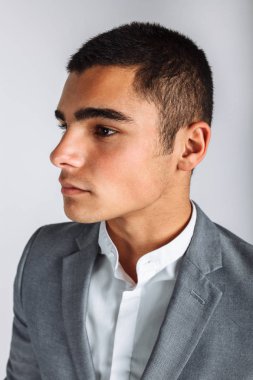 Güzel poz bir stüdyo, beyaz arka plan, şık iş adamı portresi