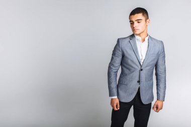 Güzel poz bir stüdyo, beyaz arka plan, şık iş adamı portresi