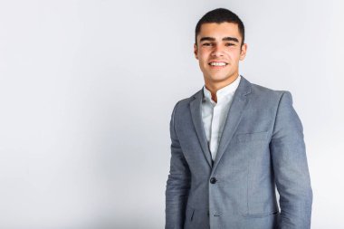 Güzel poz bir stüdyo, beyaz arka plan, şık iş adamı portresi