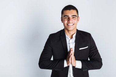 Adam stüdyo, avuç içi, takım elbiseli şık ellerini koymak. Bir adam dua ediyor ya da bir şey hakkında sorar