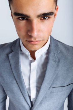 Dikey portre Studio beyaz zemin üzerinde bir adam. Hedeflere, düşünceli adam ulaşmak için motive kişi