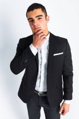 Dikey portre Studio beyaz zemin üzerinde bir adam. Hedeflere, düşünceli adam ulaşmak için motive kişi