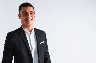 izole bir beyaz arka plan üzerinde poz şık takım elbise, yakışıklı genç adam