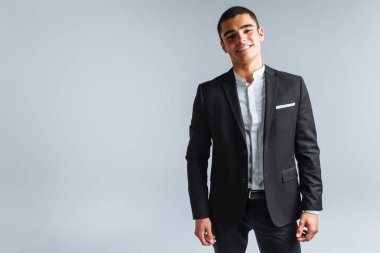 izole bir beyaz arka plan üzerinde poz şık takım elbise, yakışıklı genç adam