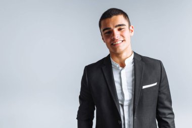 izole bir beyaz arka plan üzerinde poz şık takım elbise, yakışıklı genç adam