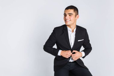 Şık adam Studio bir düğme kadar düğmelerini