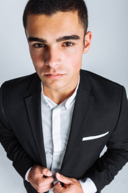 Dikey portre Studio beyaz zemin üzerinde bir adam. Hedeflere, düşünceli adam ulaşmak için motive kişi