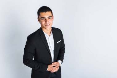 izole bir beyaz arka plan üzerinde poz şık takım elbise, yakışıklı genç adam