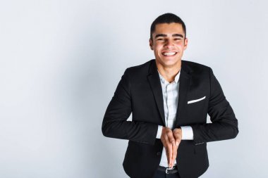 Adam stüdyo, avuç içi, takım elbiseli şık ellerini koymak. Bir adam dua ediyor ya da bir şey hakkında sorar