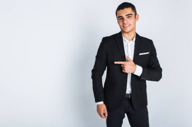 Güzel bir gülümseyen adam izole arka plan üzerinde şık adam işaret parmağı