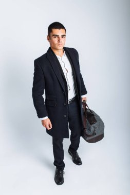 Bir çanta izole, seyahat, arka plan, beyaz bir arka plan üzerinde şık erkek Studio, adam bir yolculuğa gider.