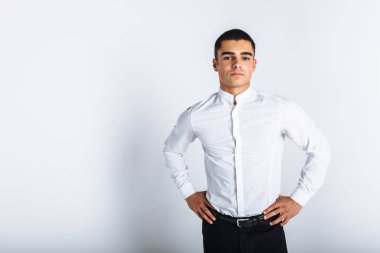 Güzel poz bir stüdyo, beyaz arka plan, şık iş adamı portresi