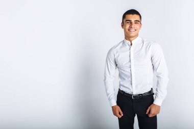 Stüdyoda poz güzel bir adam portresi. Beyaz arka plan, izole. Şık iş adamı