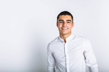 Stüdyoda poz güzel bir adam portresi. Beyaz arka plan, izole. Şık iş adamı