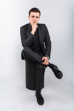 Stüdyo adam. Siyah elbiseli adam. Yakışıklı adam