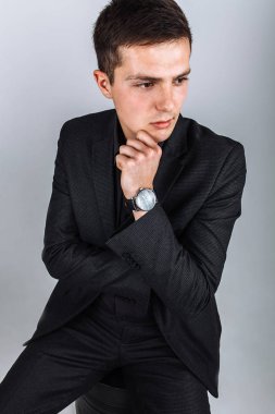 Stüdyo adam. Siyah elbiseli adam. Yakışıklı adam