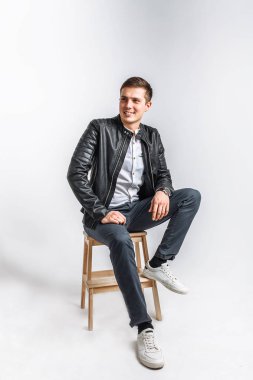 Stüdyo adam. Siyah ceketli çocuk. Yakışıklı adam