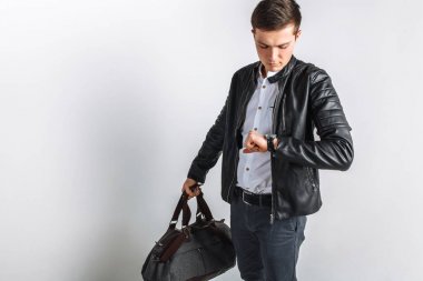 Bir erkek bir yolculuğa gider. Stüdyo adam. Siyah ceketli çocuk. Yakışıklı adam