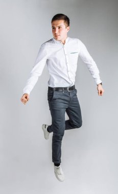 Stüdyo adam. Beyaz gömlekli adam. Yakışıklı adam.