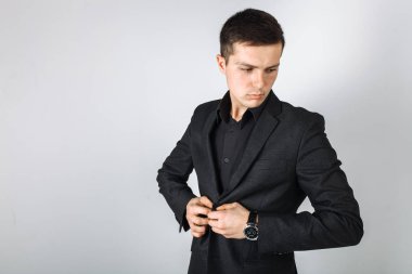 Stüdyo adam. Siyah elbiseli adam. Yakışıklı adam