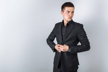 Stüdyo adam. Siyah elbiseli adam. Yakışıklı adam