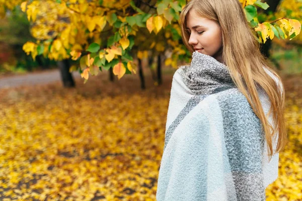 Retrato de uma menina bonita, doce e alegre que caminha no Parque na temporada de outono — Fotografia de Stock