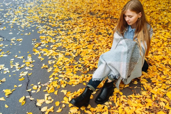 一个美丽, 甜美, 开朗的女孩, 谁在秋季漫步公园的肖像 — 图库照片
