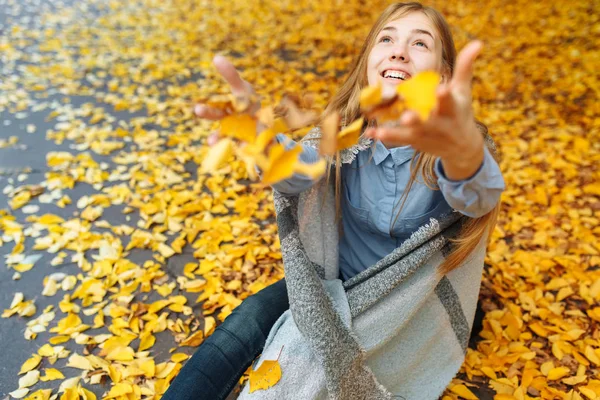 Πορτρέτο του ένα όμορφο, γλυκό, χαρούμενα κορίτσι που περπατάει στο πάρκο Φθινόπωρο σεζόν — Φωτογραφία Αρχείου