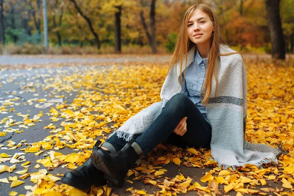 Portrait d'une belle fille douce et joyeuse qui se promène dans le parc en automne — Photo