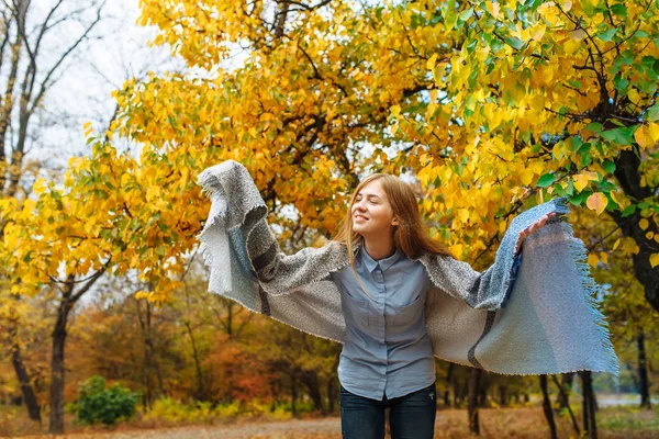 Retrato de uma menina bonita, doce e alegre que caminha no Parque na temporada de outono — Fotografia de Stock