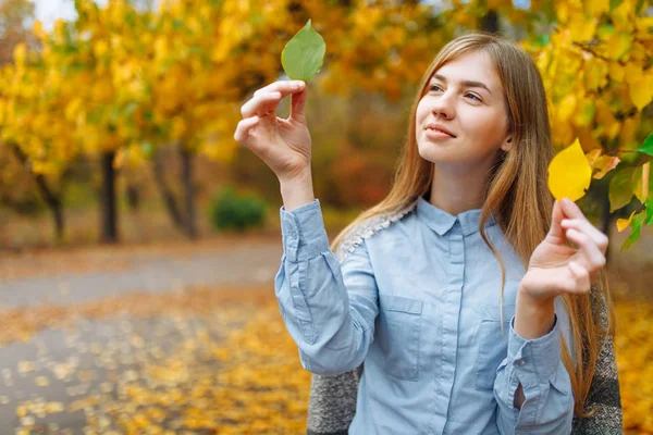 Portrait of a beautiful, sweet, cheerful girl who walks in the Park in autumn season — Stock Photo, Image