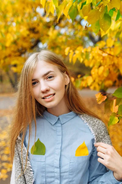 一个美丽, 甜美, 开朗的女孩, 谁在秋季漫步公园的肖像 — 图库照片
