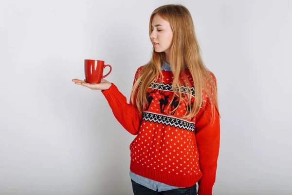 Kız bir Noel ve yeni yıl kazaklı bir fincan aromalı kahve tutan Studio. Metin Noel ruh için izole yer. — Stok fotoğraf