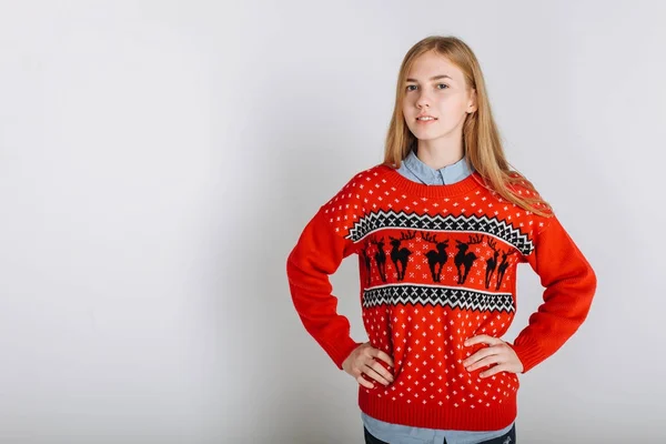 크리스마스 스웨터에 소녀입니다. 휴일 크리스마스입니다. 크리스마스 스웨터 — 스톡 사진