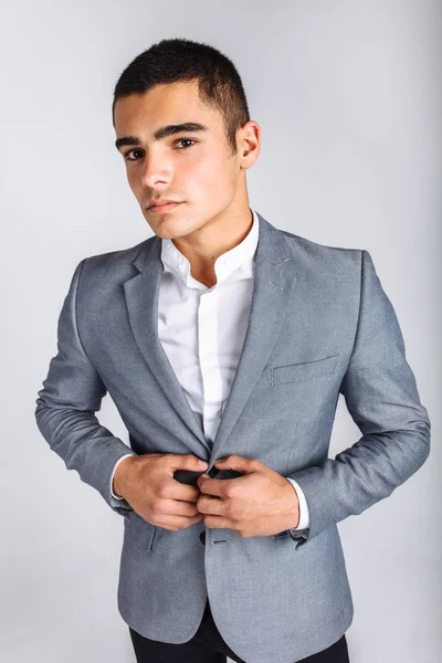 Retrato de la hermosa posando en un estudio, Fondo blanco, Hombre de negocios con estilo — Foto de Stock